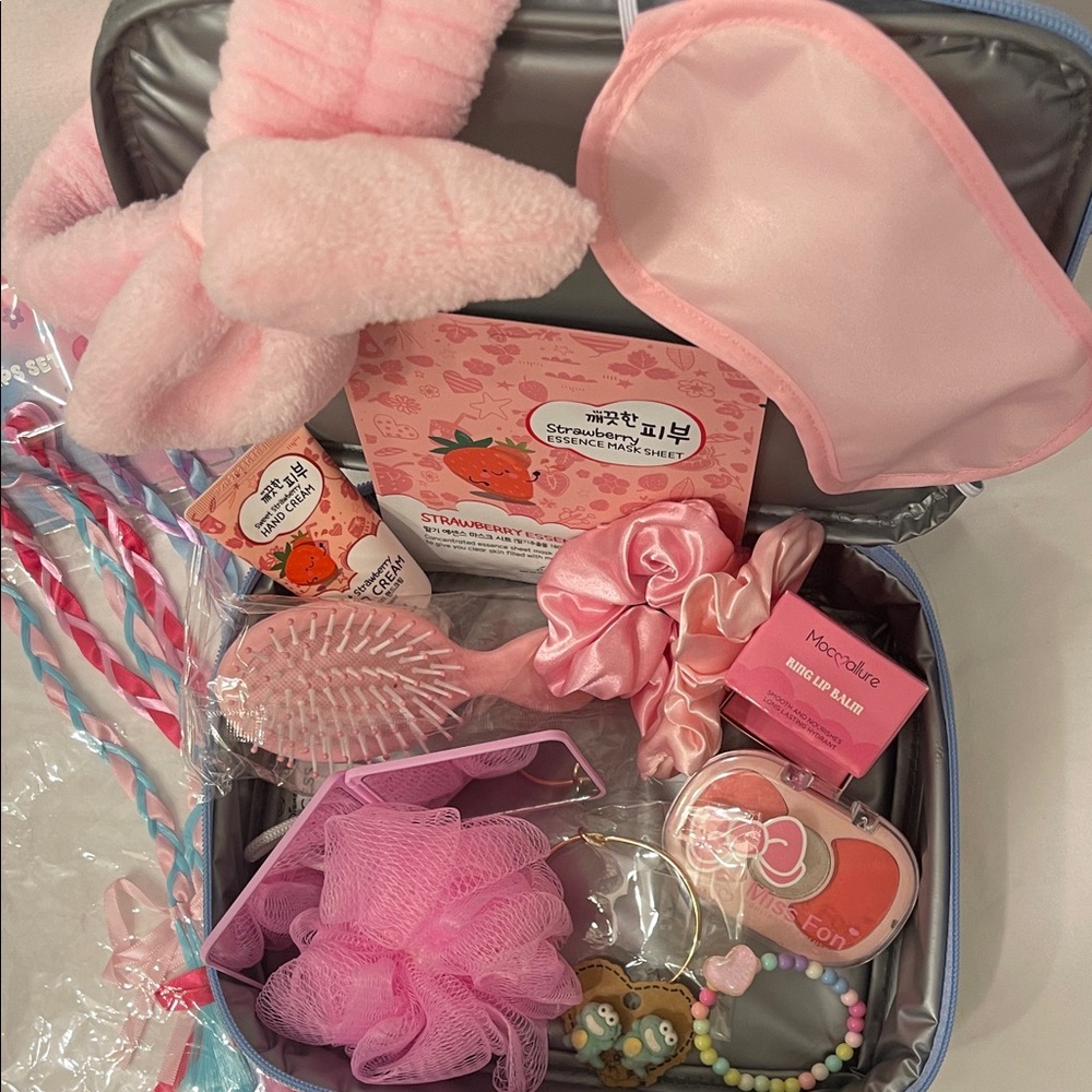 Disney $75 Value Pink Kids Spa & Hair Accessory Gift Set 16 Items Value - Picture 4 of 16